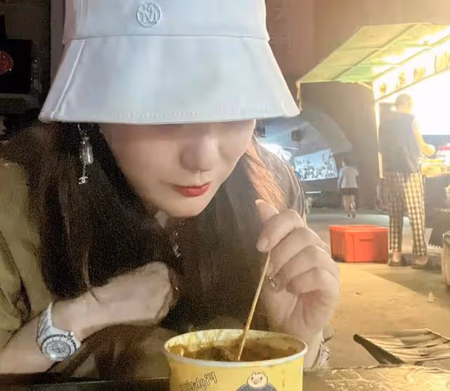 44歲譚晶不見老！化精緻妝容家中煮餃子，床頭擺鮮花低調秀恩愛