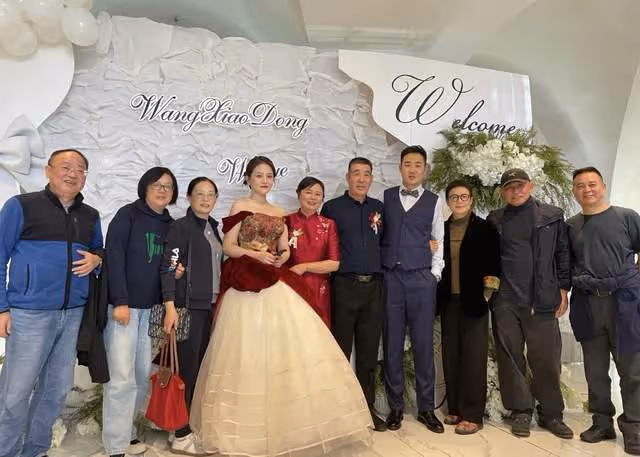 馬思純媽媽罕見露面，穿百元外套打扮樸素，五官神似親妹妹蔣雯麗