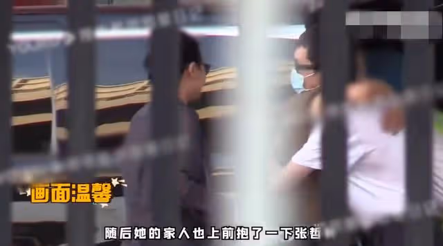馬思純媽媽罕見露面，穿百元外套打扮樸素，五官神似親妹妹蔣雯麗