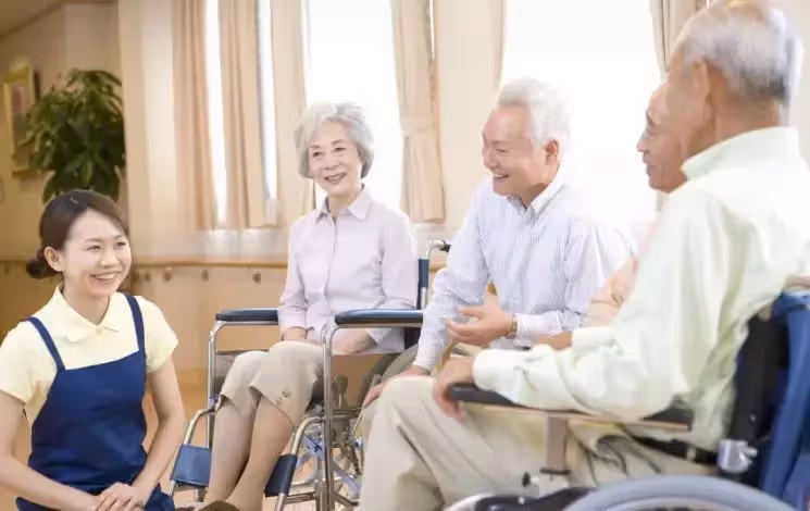 不投靠兒女！阿姨搬進「飯店養老」笑喊：比養老院舒服　「四種新潮養老爆紅」老青同住好自在