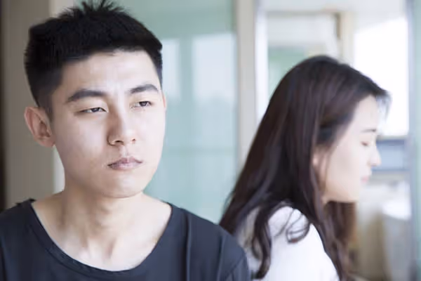 丈夫外遇我怒提離婚，我獨自帶著女兒，不知情的「婆婆卻非要一起住」，最後我才知道...