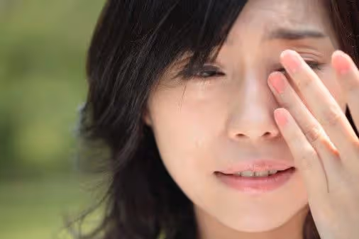 丈夫外遇我怒提離婚，我獨自帶著女兒，不知情的「婆婆卻非要一起住」，最後我才知道...