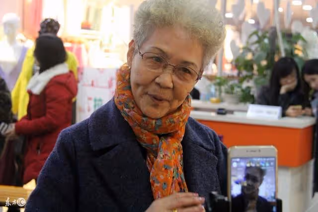 丈夫外遇我怒提離婚，我獨自帶著女兒，不知情的「婆婆卻非要一起住」，最後我才知道...