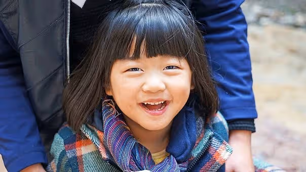 丈夫外遇我怒提離婚，我獨自帶著女兒，不知情的「婆婆卻非要一起住」，最後我才知道...