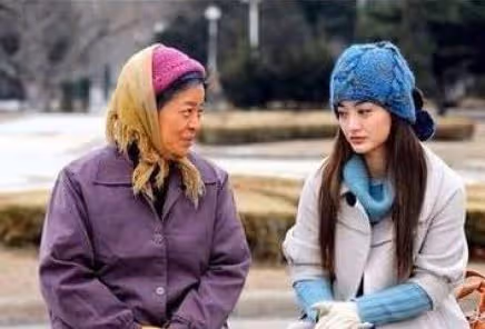 丈夫外遇我怒提離婚，我獨自帶著女兒，不知情的「婆婆卻非要一起住」，最後我才知道...