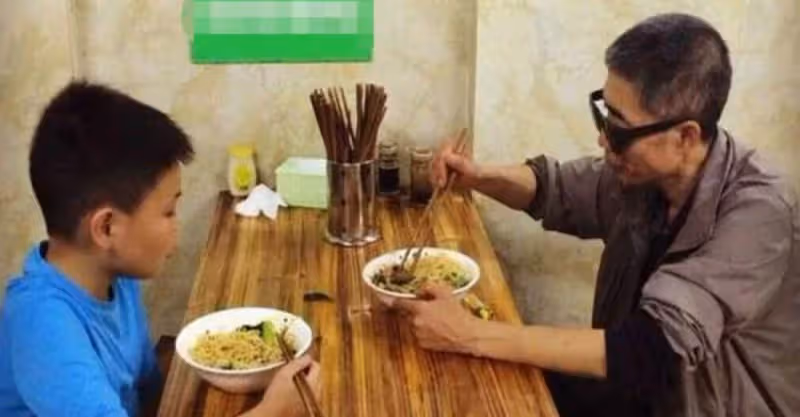 小男孩帶失明的父親進麵館，點餐大喊「大喊2碗、卻偷偷比1」老闆秒懂，父子離開後，留下的東西讓老闆淚目