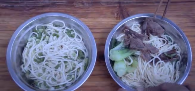 小男孩帶失明的父親進麵館，點餐大喊「大喊2碗、卻偷偷比1」老闆秒懂，父子離開後，留下的東西讓老闆淚目