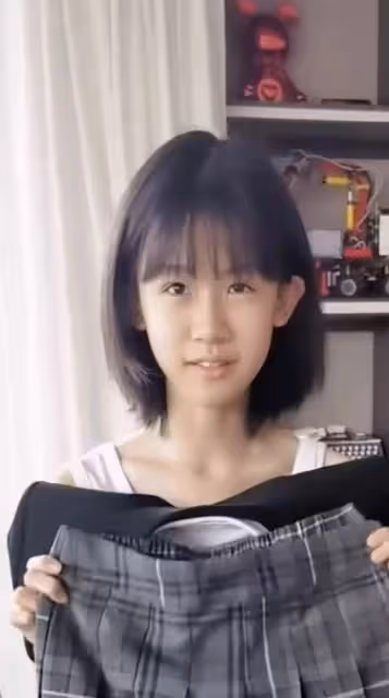 陸毅倆女兒曬變裝秀！驚艷如雙胞胎，豪宅內景曝光堆滿車模手辦