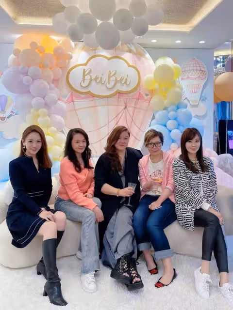 83歲劉詩昆為2歲女兒辦生日宴，收眾多禮物，寶寶超高顏值如公主