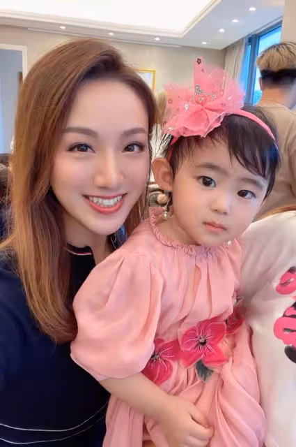 83歲劉詩昆為2歲女兒辦生日宴，收眾多禮物，寶寶超高顏值如公主