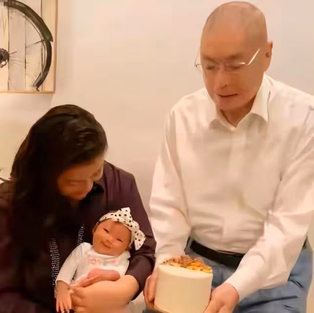 83歲劉詩昆為2歲女兒辦生日宴，收眾多禮物，寶寶超高顏值如公主
