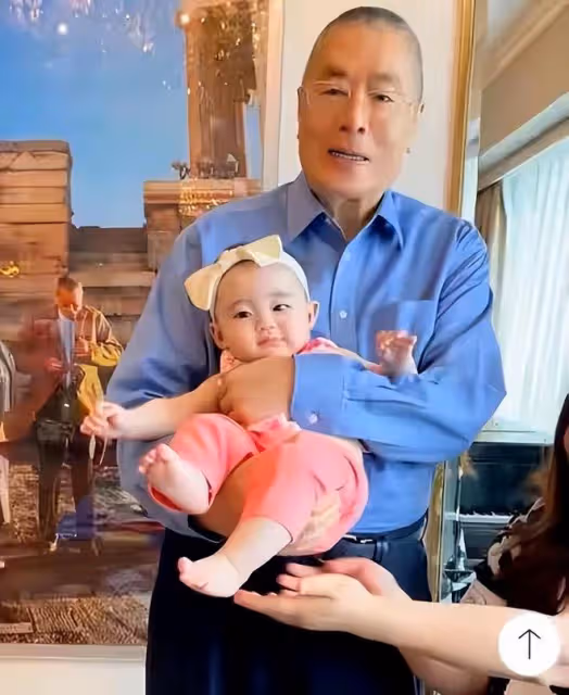 83歲劉詩昆為2歲女兒辦生日宴，收眾多禮物，寶寶超高顏值如公主
