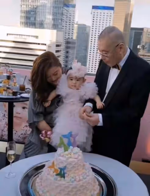 83歲劉詩昆為2歲女兒辦生日宴，收眾多禮物，寶寶超高顏值如公主