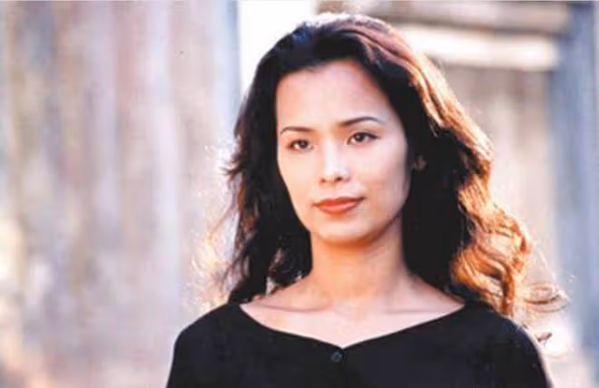 韋唯59歲美到認不出！國外逛街穿鏤空上衣化濃妝，被混血兒子盛讚