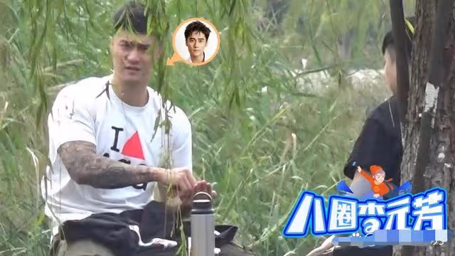 蔣勁夫罕見露面盡顯老態，湖邊喂魚表情冷漠，與粉絲合照仍有人氣