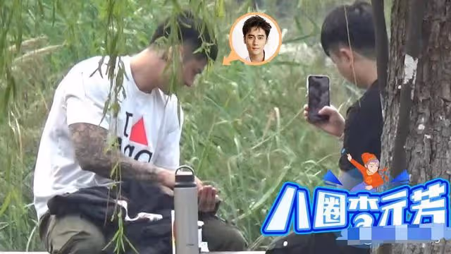 蔣勁夫罕見露面盡顯老態，湖邊喂魚表情冷漠，與粉絲合照仍有人氣