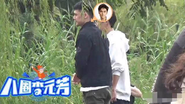 蔣勁夫罕見露面盡顯老態，湖邊喂魚表情冷漠，與粉絲合照仍有人氣