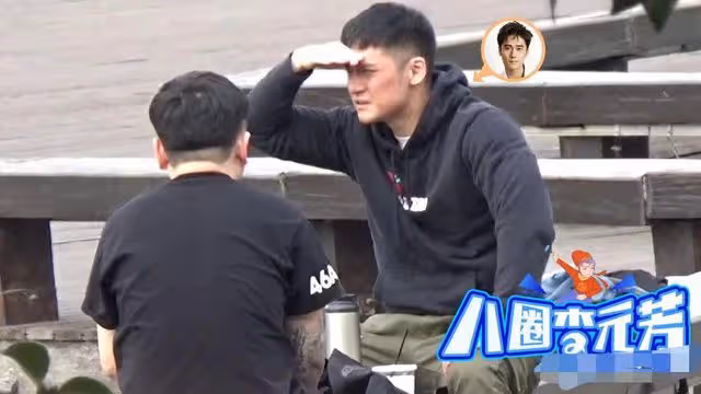 蔣勁夫罕見露面盡顯老態，湖邊喂魚表情冷漠，與粉絲合照仍有人氣