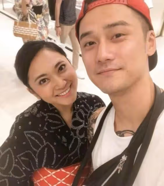 蔣勁夫罕見露面盡顯老態，湖邊喂魚表情冷漠，與粉絲合照仍有人氣