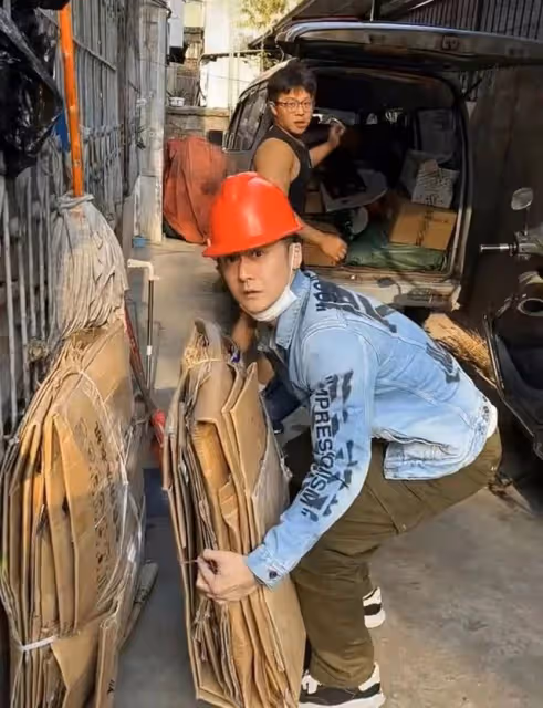 蔣勁夫罕見露面盡顯老態，湖邊喂魚表情冷漠，與粉絲合照仍有人氣