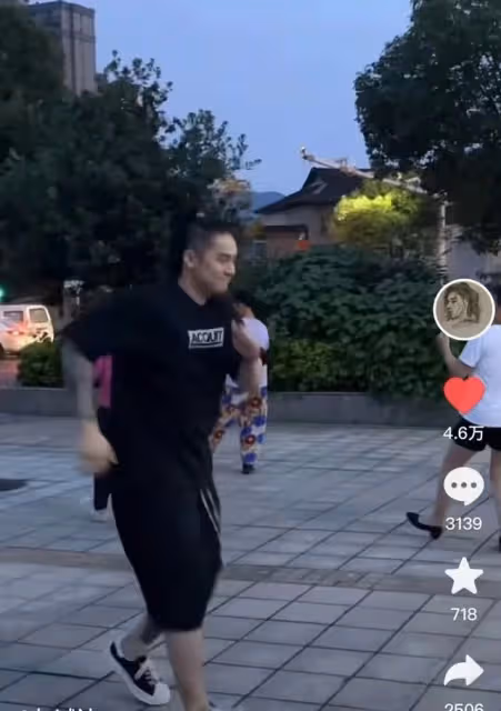 蔣勁夫罕見露面盡顯老態，湖邊喂魚表情冷漠，與粉絲合照仍有人氣