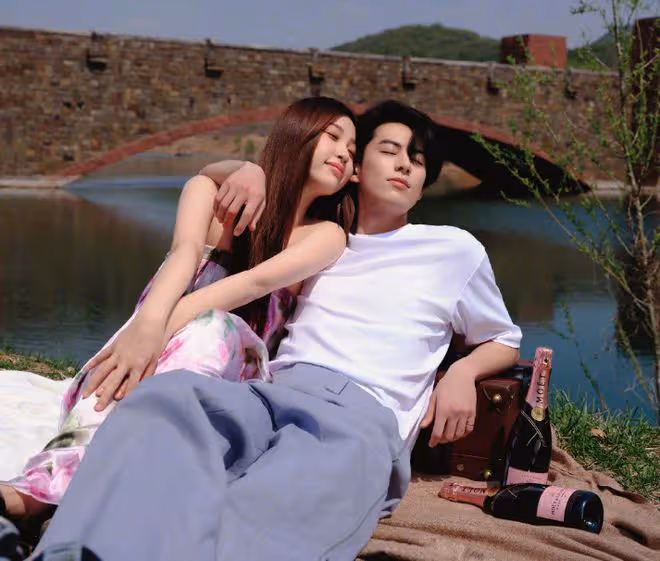 明星雙人寫真大PK：楊冪秀美腿，章子怡撩衣服，馬伊琍袁泉好土氣