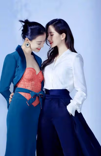 明星雙人寫真大PK：楊冪秀美腿，章子怡撩衣服，馬伊琍袁泉好土氣