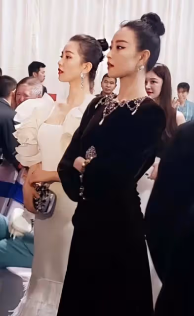 明星雙人寫真大PK：楊冪秀美腿，章子怡撩衣服，馬伊琍袁泉好土氣