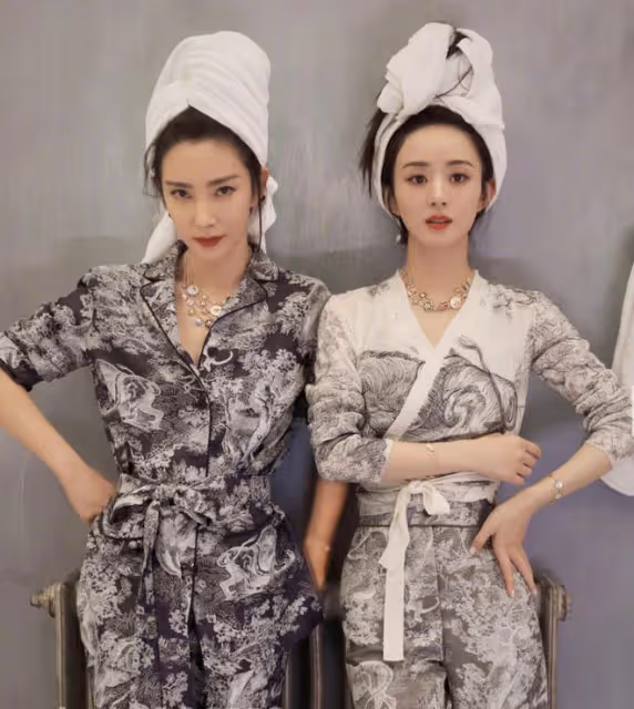 明星雙人寫真大PK：楊冪秀美腿，章子怡撩衣服，馬伊琍袁泉好土氣