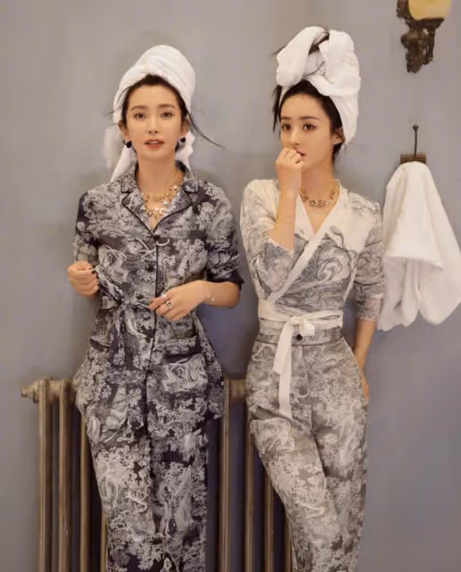 明星雙人寫真大PK：楊冪秀美腿，章子怡撩衣服，馬伊琍袁泉好土氣