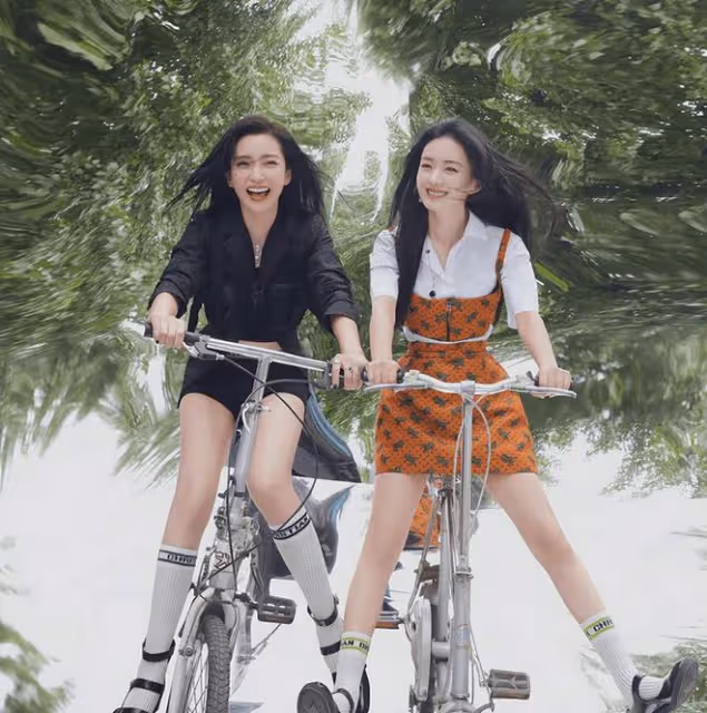 明星雙人寫真大PK：楊冪秀美腿，章子怡撩衣服，馬伊琍袁泉好土氣