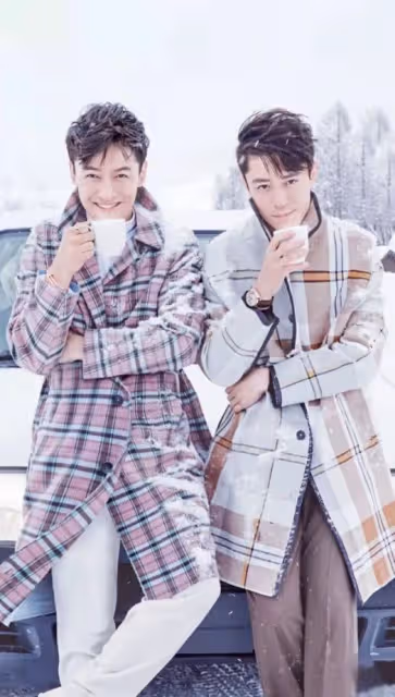 明星雙人寫真大PK：楊冪秀美腿，章子怡撩衣服，馬伊琍袁泉好土氣