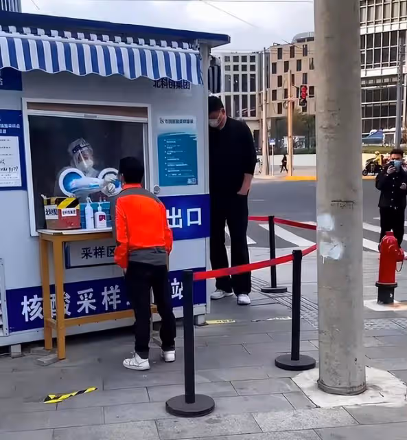 姚明做核酸被罵上熱搜，嫌對方拍照出言警告，被網友人身攻擊！