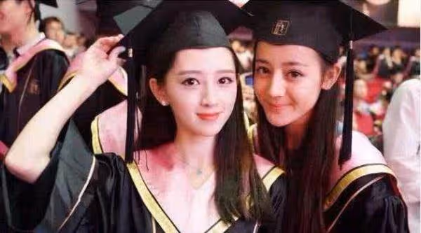 迪麗熱巴說自己不是「校花」，看畢業照才明白，網友：班花都不算