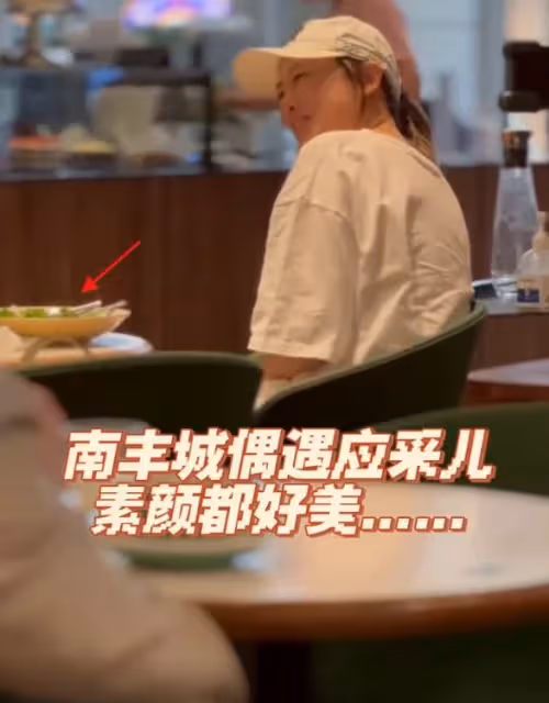 應采兒「素顏」外出用餐！只吃一盤綠葉菜，與閨蜜熱聊開懷大笑：春嫂素顏完全能打