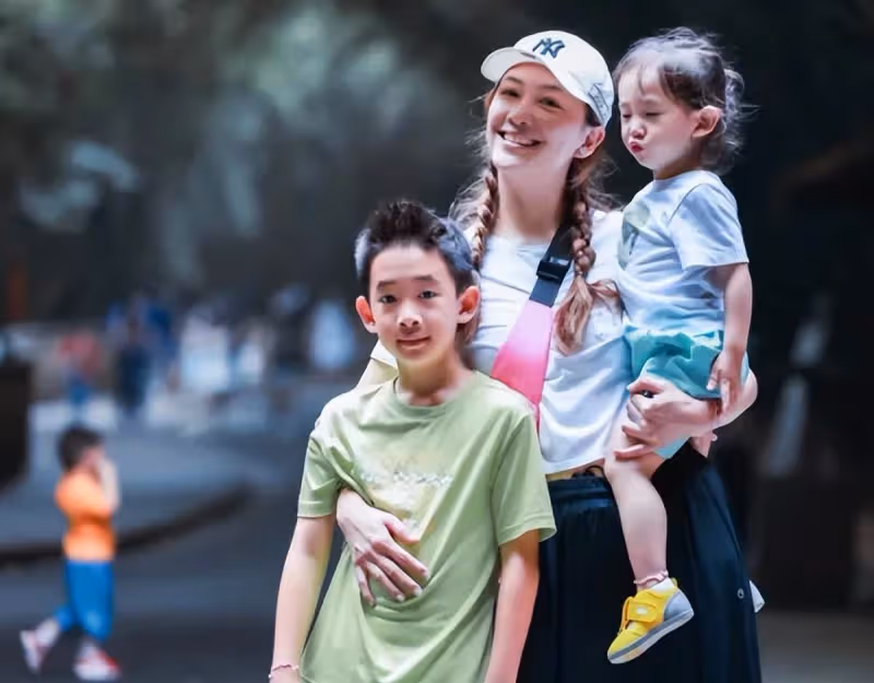 應采兒「素顏」外出用餐！只吃一盤綠葉菜，與閨蜜熱聊開懷大笑：春嫂素顏完全能打