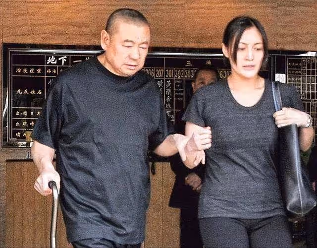 43歲呂麗君住20億豪宅，在國外逍遙，千億富豪甘比卻面臨兩大威脅