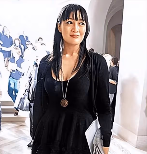 43歲呂麗君住20億豪宅，在國外逍遙，千億富豪甘比卻面臨兩大威脅