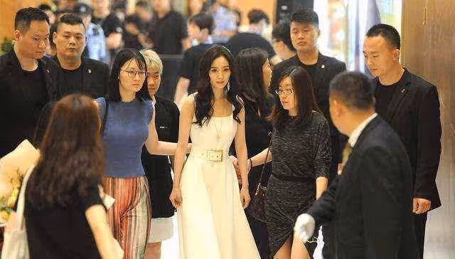 9年前是楊冪助理，9年後和楊冪平起平坐，被稱娛樂圈勵志姐