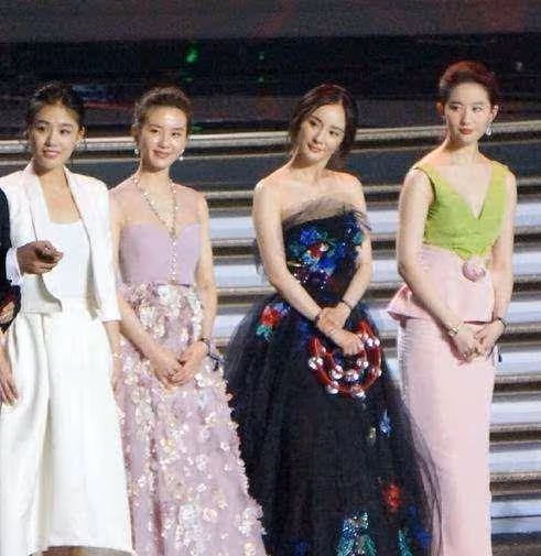 9年前是楊冪助理，9年後和楊冪平起平坐，被稱娛樂圈勵志姐