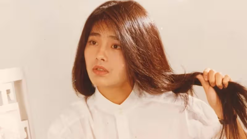 媲美王祖賢、擠下張曼玉！昔日仙氣女神「大尺度露點演出」低調息影　55歲再現身「窈窕曲線盡露」