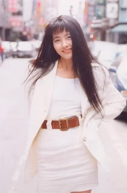 媲美王祖賢、擠下張曼玉！昔日仙氣女神「大尺度露點演出」低調息影　55歲再現身「窈窕曲線盡露」