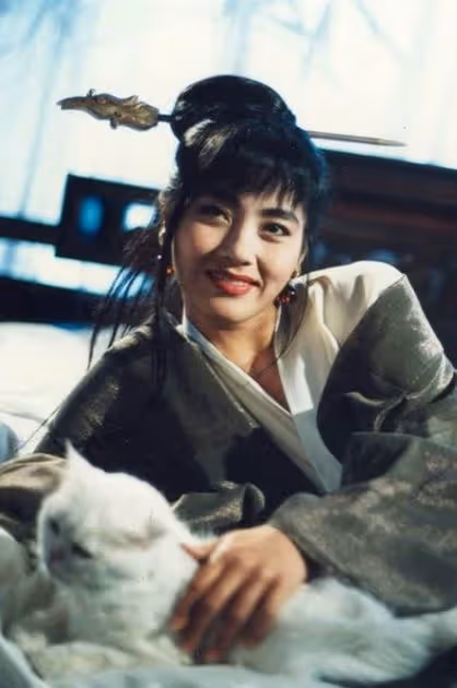 媲美王祖賢、擠下張曼玉！昔日仙氣女神「大尺度露點演出」低調息影　55歲再現身「窈窕曲線盡露」
