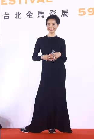 媲美王祖賢、擠下張曼玉！昔日仙氣女神「大尺度露點演出」低調息影　55歲再現身「窈窕曲線盡露」