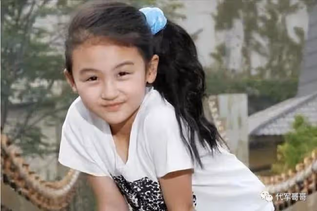 她6歲被成龍抱著上春晚 如今21歲怎樣了？