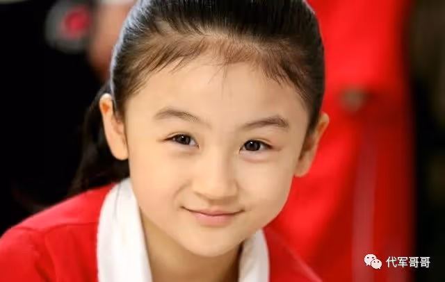 她6歲被成龍抱著上春晚 如今21歲怎樣了？