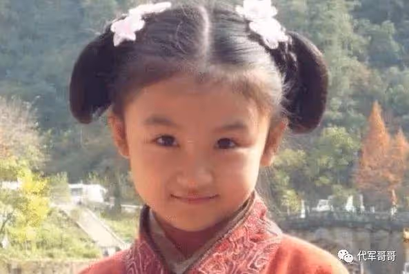 她6歲被成龍抱著上春晚 如今21歲怎樣了？