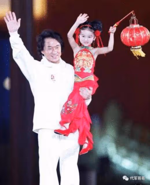 她6歲被成龍抱著上春晚 如今21歲怎樣了？