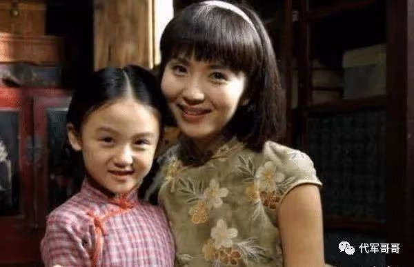 她6歲被成龍抱著上春晚 如今21歲怎樣了？