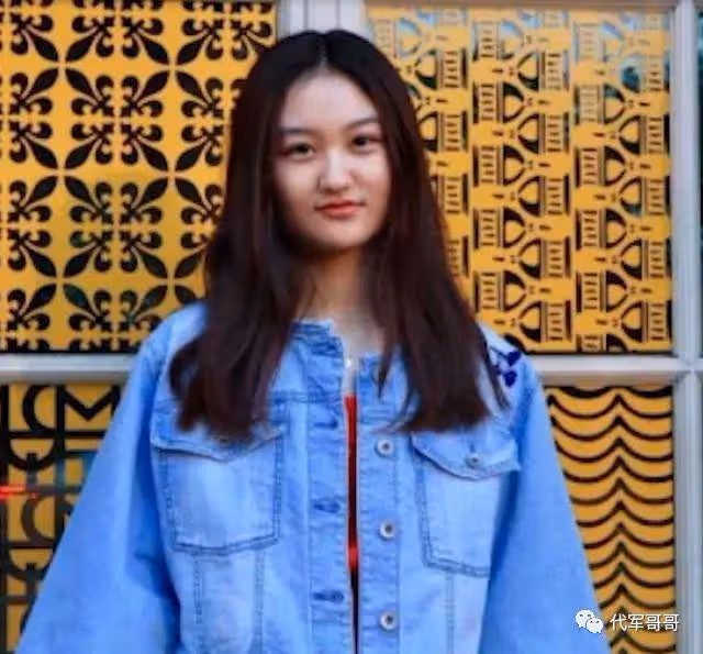 她6歲被成龍抱著上春晚 如今21歲怎樣了？